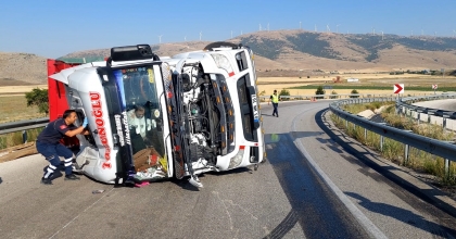 KAMYON BARİYERLERE ÇARPIP DEVRİLDİ: 1 YARALI