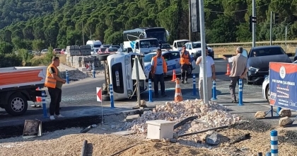 MENTEŞE’DE OTOMOBİL YAN YATTI: 1 YARALI