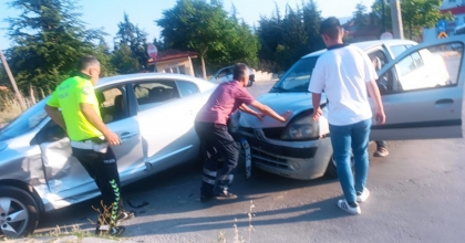 TAVŞANLI'DA İKİ OTOMOBİL ÇARPIŞTI: 6 KİŞİ YARALANDI  