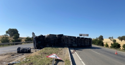 TIR REFÜJE DEVRİLDİ: 1 YARALI