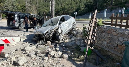 OTOMOBİL BAHÇE DUVARINA ÇARPARAK DURABİLDİ
