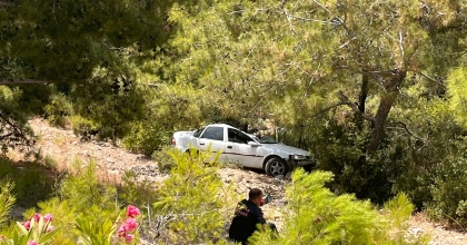 OTOMOBİL UÇURUMA YUVARLANDI: 1 YARALI