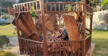 KUŞADASI'NDAKİ PARK VE BAHÇELERE ÇİRKİN SALDIRI 