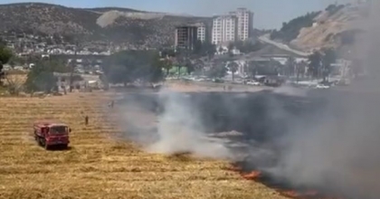 KUŞADASI'NDAKİ KURU OT YANGINI HIZLI MÜDAHALEYLE SÖNDÜRÜLDÜ  