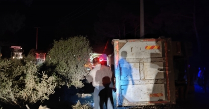 İZMİR'DE DEVRİLEN KAMYONUN SÜRÜCÜSÜ HAYATINI KAYBETTİ  
