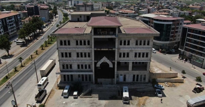 BELEDİYE BİNASI OLARAK İNŞA EDİLEN YAPI TALAN EDİLDİ