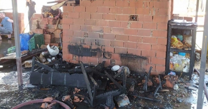 ÇATIDA TUTUŞAN EŞYALAR, İTFAİYEYİ HAREKETE GEÇİRDİ  