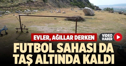 FUTBOL SAHASI DA TAŞ ALTINDA KALDI