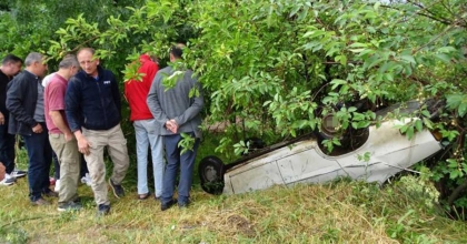 HİSARCIK’TA OTOMOBİL ŞARAMPOLE YUVARLANDI: 2 YARALI  