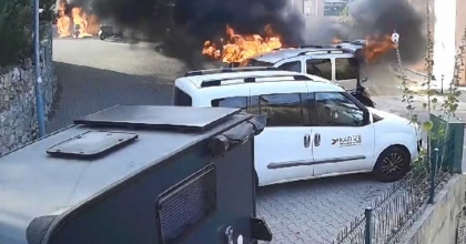 KENDİ EVİNİ VE ARAÇLARINI YAKIP, HİÇBİR ŞEY OLMAMIŞ GİBİ İZLEMİŞ  