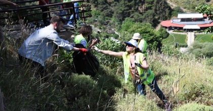 KENT ORMANI’NINDA 3 SAATTE 3 TON ÇÖP TOPLANDI  