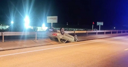 KÖPEĞE ÇARPMAMAK İÇİN MANEVRA YAPTI REFÜJE DEVRİLDİ