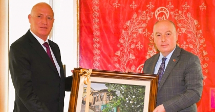 KUMRAL'DAN VALİ COŞKUN'A ANLAMLI HEDİYE