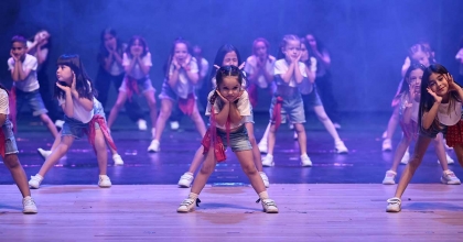 KURSİYER ÇOCUKLARIN BALE VE ZUMBA KİDS GÖSTERİSİ BÜYÜLEDİ