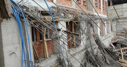 KÜTAHYA'DA OKUL İNŞAATINDA GÖÇÜK: 5 YARALI