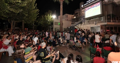 MİLLİ MAÇI DEV EKRENLARDAN İZLEDİLER