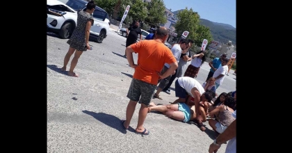 MOTOSİKLET VE OTOMOBİL KAFA KAFAYA ÇARPIŞTI