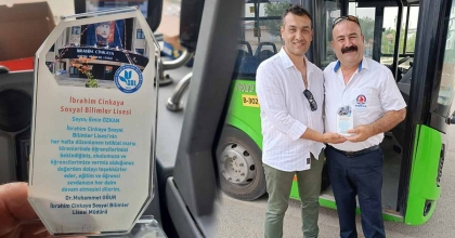 ÖĞRENCİLERİ BEKLEYEN ŞOFÖRE ONUR ÖDÜLÜ
