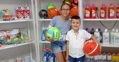 SÖKELİ ÇOCUKLAR ATIĞI GETİRİYOR, HEDİYEYİ KAPIYOR