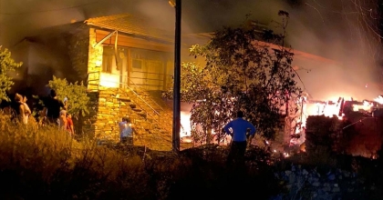 TARİHİ TAŞ EV ALEVLERE TESLİM OLDU