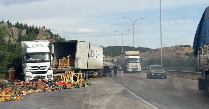 YOLCU OTOBÜSÜYLE TIR ÇARPIŞTI, 14 KİŞİ YARALANDI