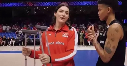 TAKIM ARKADAŞLARINI DESTEKLEMEYE KOLTUK DEĞNEKLERİYLE GELDİ