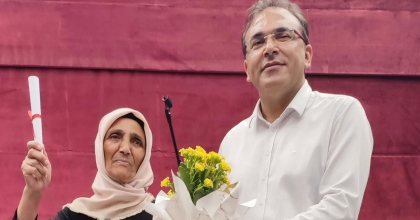 65 YAŞINDA OKUMA YAZMAYI ÖĞRENDİ   