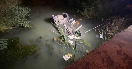 OTOMOBİL KANALA UÇTU: 1 ÖLÜ, 4 YARALI