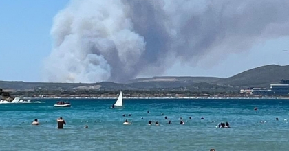 ÇEŞME'DEKİ YANGINA HAVADAN VE KARADAN MÜDAHALE 