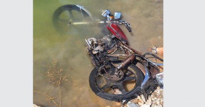 ÇALDIKLARI MOTORU YAKIP GÖLE ATTILAR