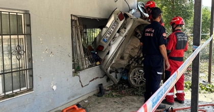 OTOMOBİL EVE GİRDİ, SÜRÜCÜ ÖLDÜ