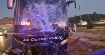 AFYONKARAHİSAR'DA OTOBÜS BARİYERLERE ÇARPTI: 2 YARALI