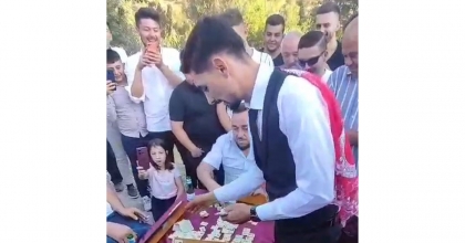 DÜĞÜN KONVOYUNUN ÖNÜ ‘OKEY MASASI’ İLE KESİLDİ