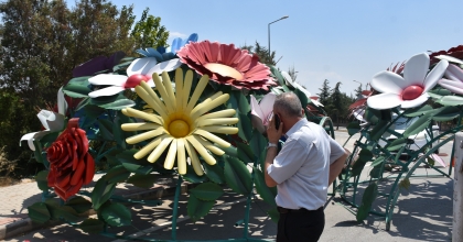 TARTIŞMALI ÇİÇEK HEYKELİ SERİNHİSAR’DA
