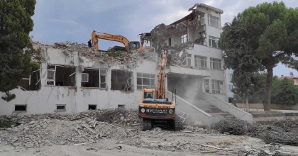 46 YILLIK HÜKÜMET KONAĞI YIKILIYOR