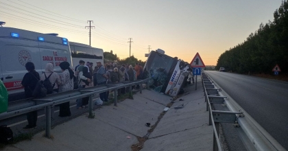 YOLCU OTOBÜSÜ TAHLİYE KANALINA DEVRİLDİ: 11 YARALI 