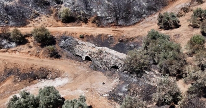 ORMAN YANGININDA ANTİK SU KEMERİ TAHRİP OLDU