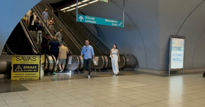 İZMİR METRO'SUNDA YÜRÜYEN MERDİVEN TERS YÖNE HAREKET ETTİ, 9 KİŞİ YARALANDI   