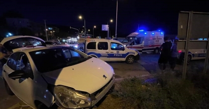 İKİ OTOMOBİL KAVŞAKTA ÇARPIŞTI: 7 YARALI