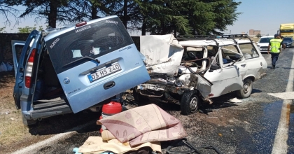 İKİ ARAÇ KAFA KAFAYA ÇARPIŞTI: 2 ÖLÜ 1 YARALI