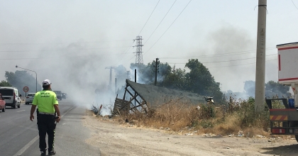 YOL KENARINDA BAŞLAYAN YANGIN BÜYÜMEDEN SÖNDÜRÜLDÜ