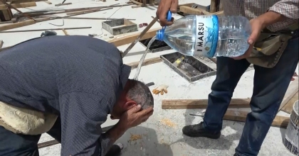 37 DERECE KAVURUCU SICAKTA ÇALIŞAN İŞÇİLERİN ZORLU MESAİSİ
