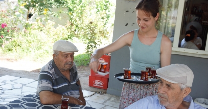 GENÇ KADIN DEVRALDIĞI ATIL KÖY KAHVESİNİ AYAĞA KALDIRDI