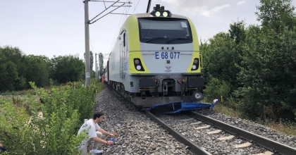 YOLCU TRENİ ÇAPA MOTORUNA ÇARPTI: 1 ÖLÜ  