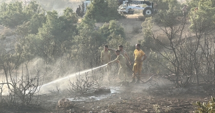 UŞAK’TA MAKİLİK ALANDA ÇIKAN YANGIN SÖNDÜRÜLDÜ  