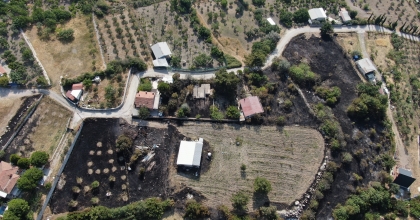 BORNOVA’DAKİ YANGINDA EV VE BAHÇELER HASAR GÖRDÜ