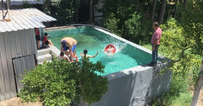 MUHTAR EVİNİN HAVUZUNU ÇOCUKLAR İÇİN AÇTI