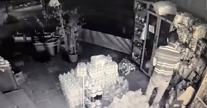 MARKETTEKİ HIRSIZLIK ANI SANİYE SANİYE KAMERADA