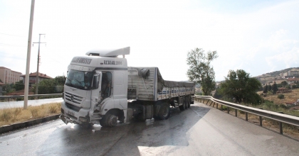 YAĞIŞLI HAVADA KAYAN TIR KARŞI ŞERİDE GEÇTİ