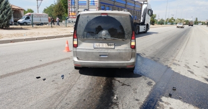 HAFİF TİCARİ ARAÇ, ELEKTRİKLİ BİSİKLETE ÇARPTI: 1 ÖLÜ 3 YARALI